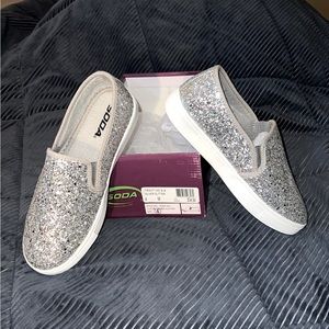 How cute are these??!!! Your little girl will ♥️ them!! So sparkly!!!